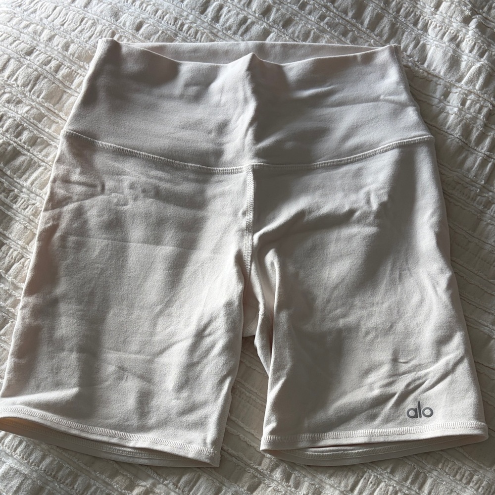 ALO Yoga Women's Light Cream Bike Shorts